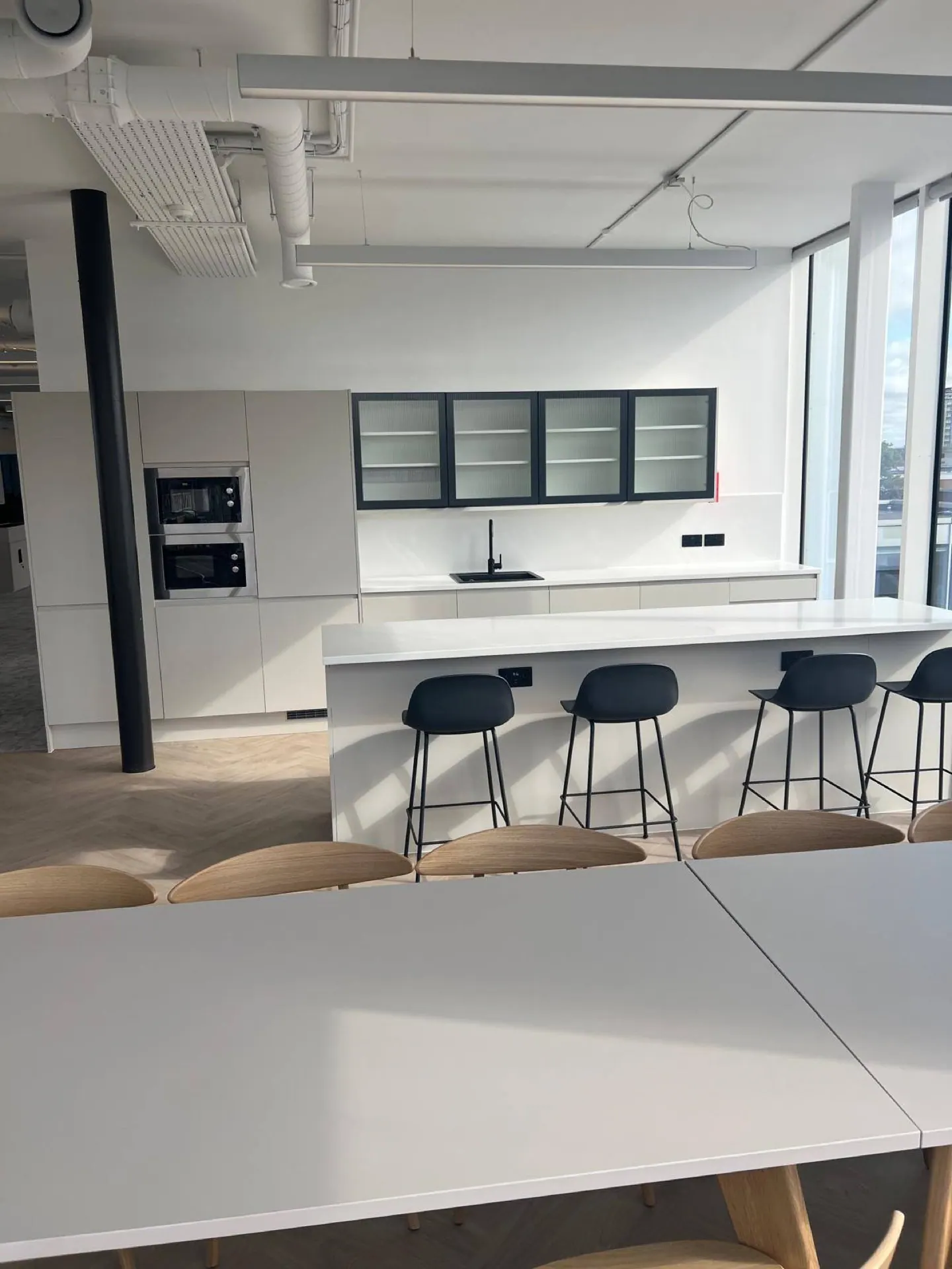 Minimalist white kitchen — Chelsea, London