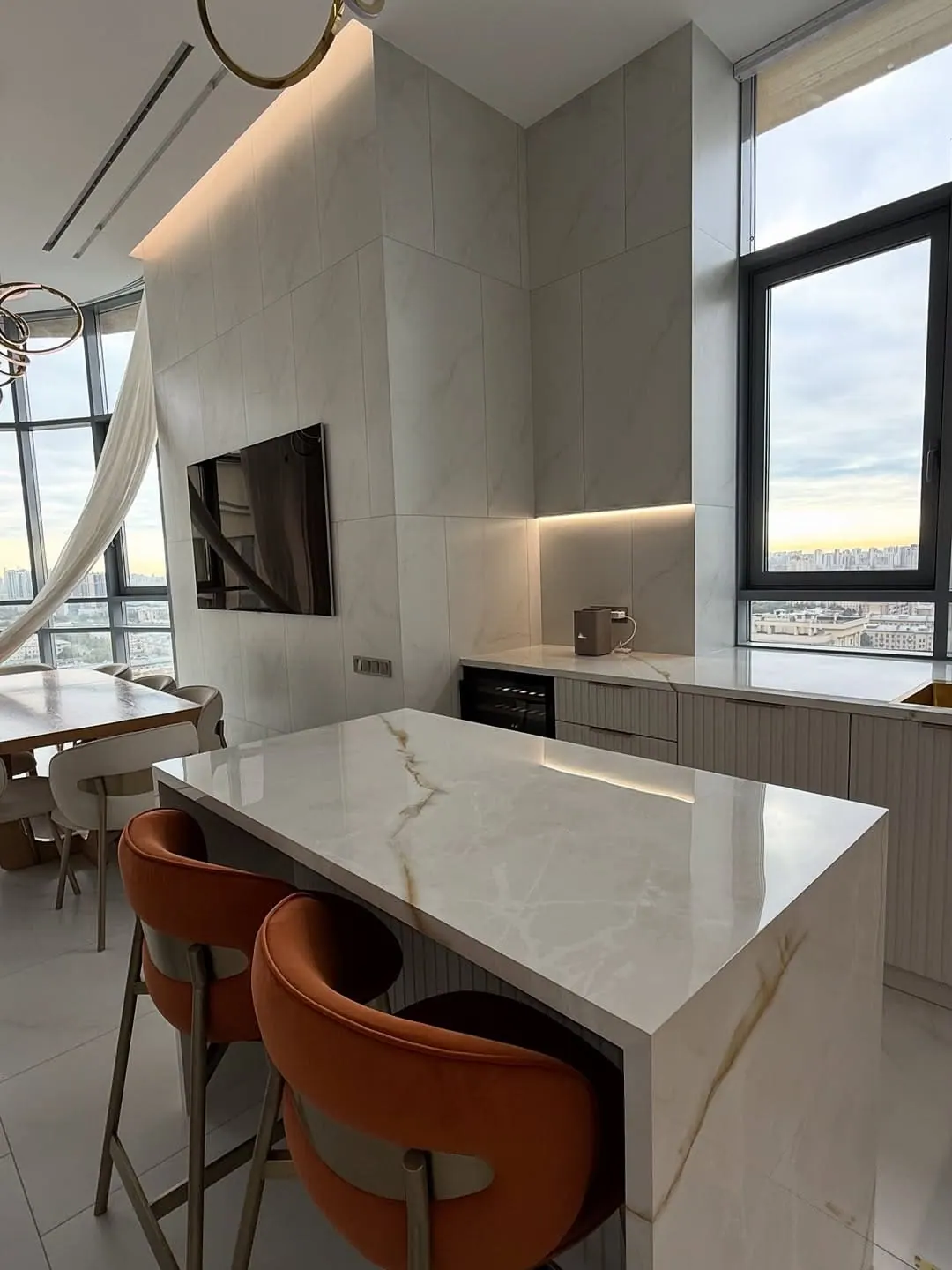 High-rise kitchen with quartz island — Canary Wharf, London